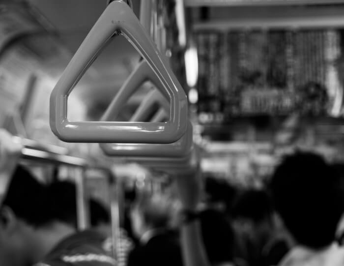 満員電車で疲弊するあなたへ。通勤ストレスの原因と今すぐできる対処法