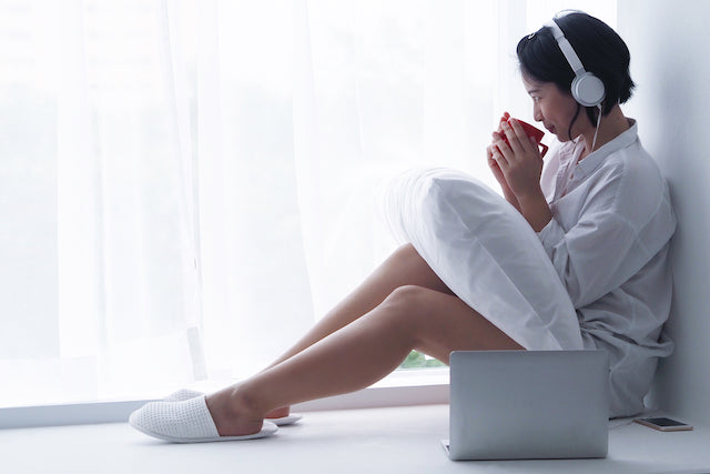 51%の人がリラックス効果を実感！就寝前に音楽を聴いて睡眠の質をグンと高める 